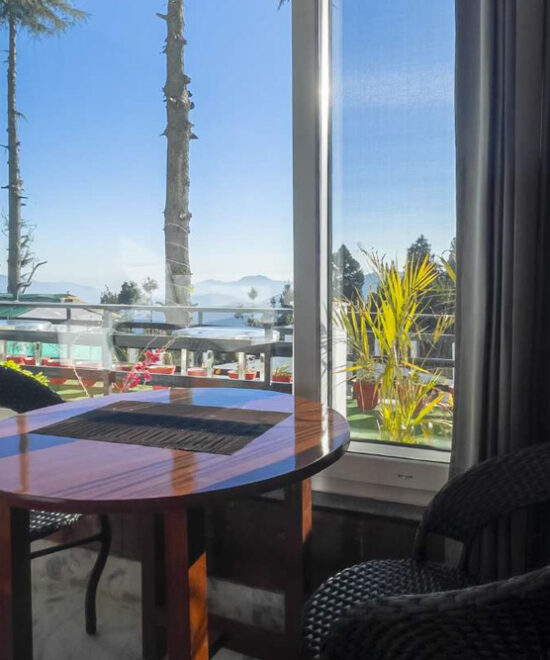 deluxe-rooms-hotels-resort-kanatal-pinnacle-house-himalayan-view